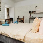 4 Bedroom Old Town Apartment - 3 Bathrooms